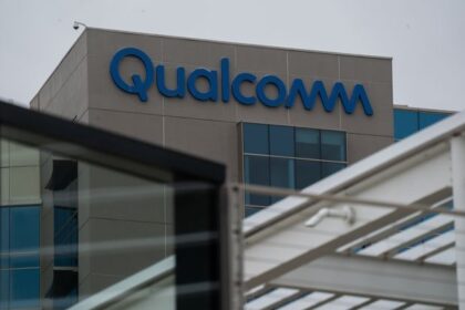 Qualcomm Stock Tumbles. It Sees No Imminent Recovery