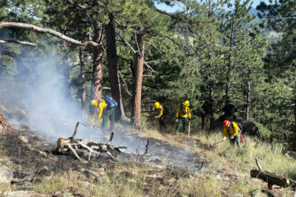 Crews quickly contain small grass fire in foothills near Evergreen
