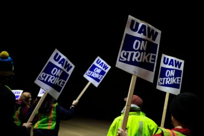 How does autoworker union pay compare to other hourly jobs?