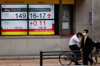 Asian stocks stutter, dollar drifts as US rate cut bets rise