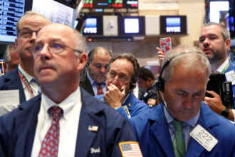 US futures dip ahead of key jobs report