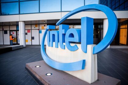 Intel Plunges After Bleak Forecast Casts Doubt on Comeback Bid
