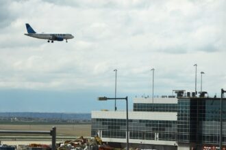 United flight diverts to Denver airport due to cracked windshield