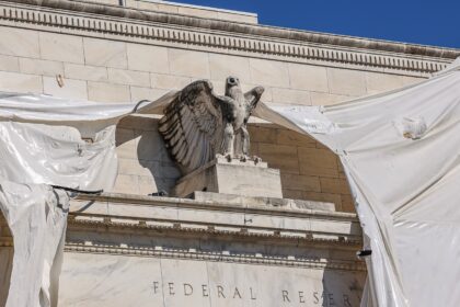 Watchdog critical of former Fed officials in stock trading controversy
