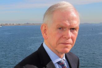 Stay away from US stocks, expect the AI bubble to burst, and brace for a recession, elite investor Jeremy Grantham says