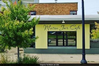 US Restaurant Fires Staff Who Got $10,000 Tip On $32.43 Bill