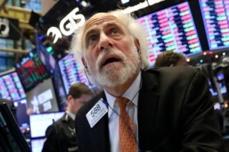 US stocks fall as investors brace for key PCE inflation report