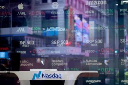 US stocks tumble amid tech sell-off as investors weigh mixed jobs data