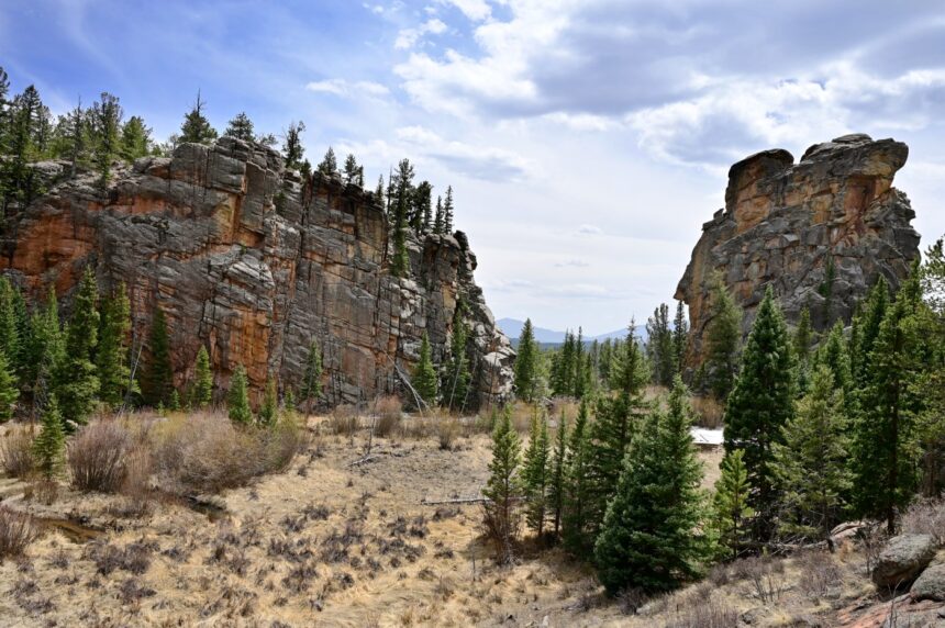 Colorado park ranger accused of stabbing himself