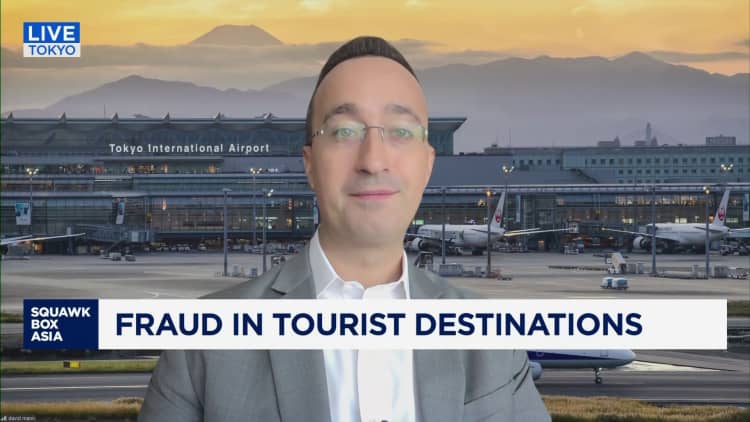 Imposter scams cost older adults $700 million in 2024: FTC