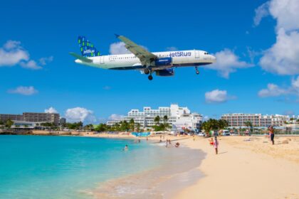 JetBlue flying low  in St. Maarten