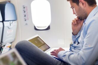 United Airlines Makes History With First Starlink-Powered Mainline Flight