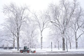 Up to a foot of snow possible in metro area Thursday
