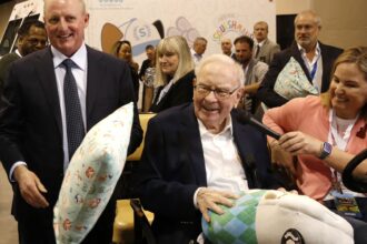 Warren Buffett still searching for big elephant deal in his final time as Berkshire CEO