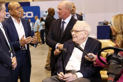 Berkshire Hathaway shares drop 4.9% after poor fourth-quarter results