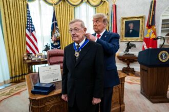 Lou Holtz, Who Coached Unbeaten Notre Dame to a Title, Dies at 89