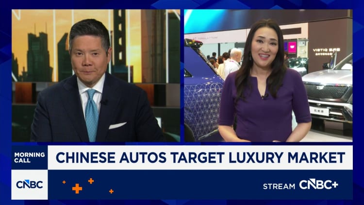 Foreign car companies use technology to hang onto China auto market