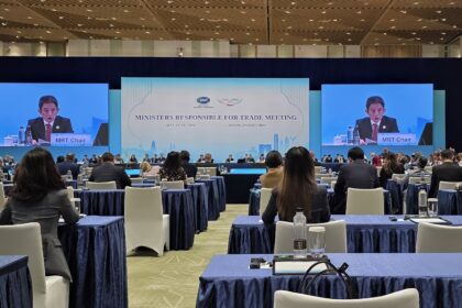 China calls for APEC cooperation as commerce minister skips opening